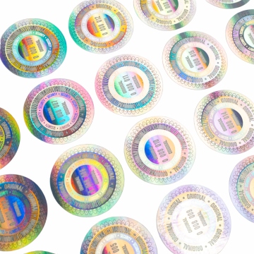 Un par de precintos holográficos numerados con elemento de protección UV